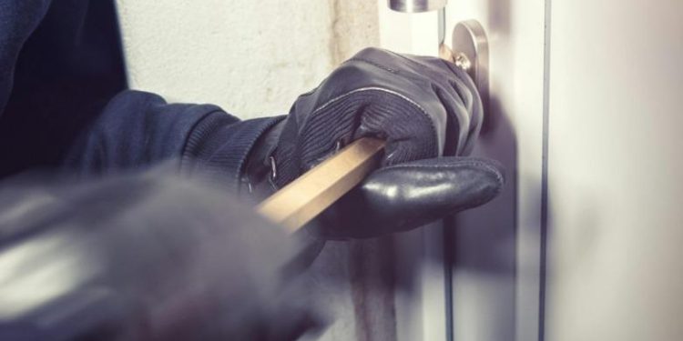 Greqi/ Shkuan për të grabitur shtëpinë, por ranë nga ballkoni, hajdutët shqiptarë në britma: Zot më ndihmo bre!