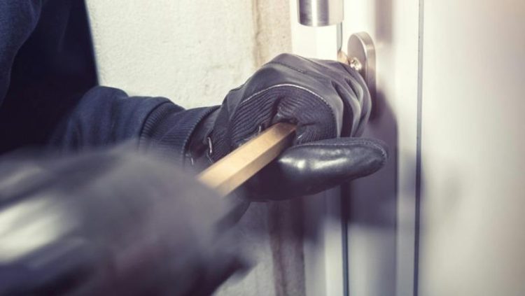 Greqi/ Shkuan për të grabitur shtëpinë, por ranë nga ballkoni, hajdutët shqiptarë në britma: Zot më ndihmo bre!