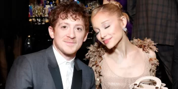 Romanca drejt fundit? Çfarë po ndodh mes Ariana Grande dhe Ethan Slater?