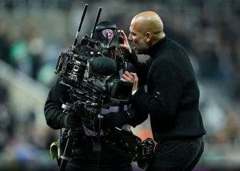 FOTO/ Humbja ndaj Newcastle “tërbon” Guardiola-n, kapet me kameramanin