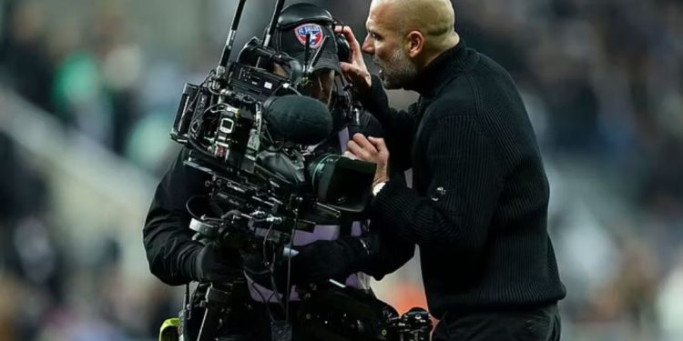 FOTO/ Humbja ndaj Newcastle “tërbon” Guardiola-n, kapet me kameramanin