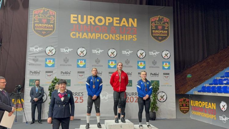 6 rekorde dhe “tripletë” e artë, Enkileda Carja shkëlqen në Evropianin e Peshëngritjes (VIDEO)