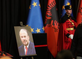 Varrosja e Nanos në Sharrë, reagon Ngjela: Turp kombëtar, duhet të prehet në varrezat e personaliteteve të kombit