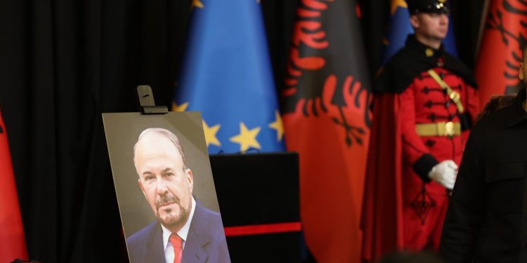 Varrosja e Nanos në Sharrë, reagon Ngjela: Turp kombëtar, duhet të prehet në varrezat e personaliteteve të kombit