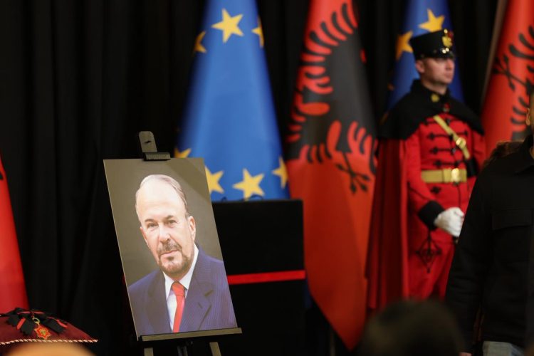 Varrosja e Nanos në Sharrë, reagon Ngjela: Turp kombëtar, duhet të prehet në varrezat e personaliteteve të kombit