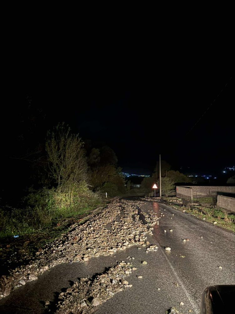 Moti i keq, rrëshqitje dherash në rrugën e Libohovës