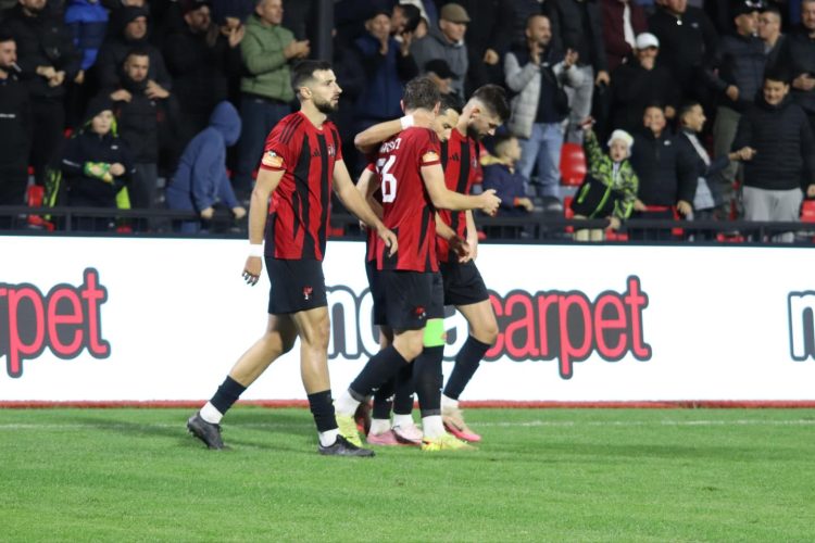 Barazim me gola në Vlorë, Flamurtari dhe Vora dhurojnë spektakël (VIDEO)