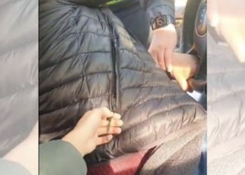 “Ju lutem, ju lutem”/ Policia arreston babanë në sy të fëmijës së mitur, vajza qan e traumatizuar (VIDEO)