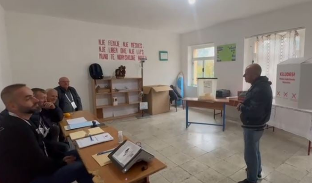 Në Dukat kishte 2 orë pa asnjë votues në qendrën e votimit. Edhe ai që erdhi kishte harruar ID: Nuk kam fuqi të vij sërish
