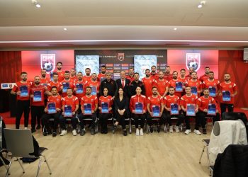 Mbyllet edicioni i radhës i UEFA B, diplomohen 32 trajnerë të rinj. Taulant Xhaka e Ahmed Januzi vlerësojnë nivelin e kursit