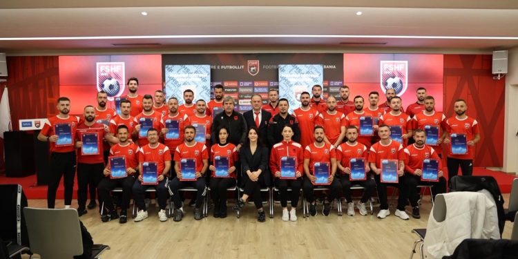 Mbyllet edicioni i radhës i UEFA B, diplomohen 32 trajnerë të rinj. Taulant Xhaka e Ahmed Januzi vlerësojnë nivelin e kursit