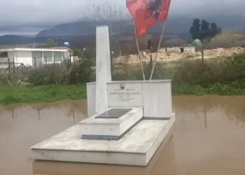 Një rrëfenjë për ata që bëjnë shqiponjën dhe thërrasin në kore nacionaliste nëpër stadiume
