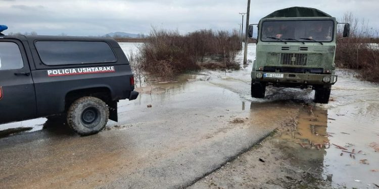 Evakuime, rrugë të bllokuara dhe zona pa energji/ Situata e fundit nga moti i keq