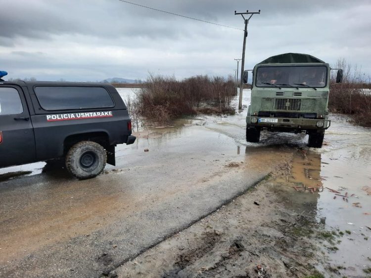 Evakuime, rrugë të bllokuara dhe zona pa energji/ Situata e fundit nga moti i keq