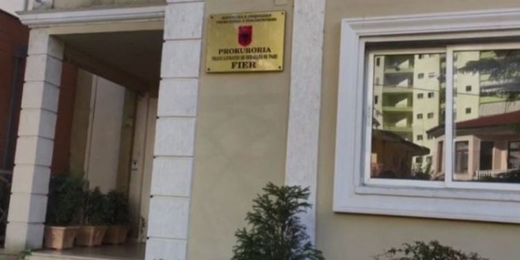 Hartonte akte noteriale të falsifikuara në emër të kolegëve, prokuroria pezullon nga detyra noteren
