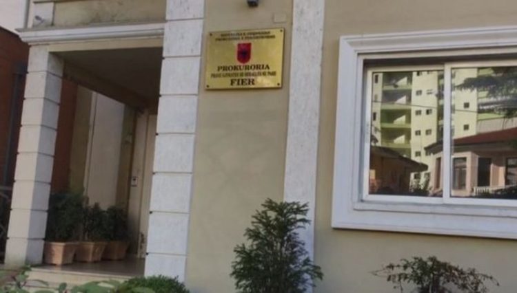 Hartonte akte noteriale të falsifikuara në emër të kolegëve, prokuroria pezullon nga detyra noteren