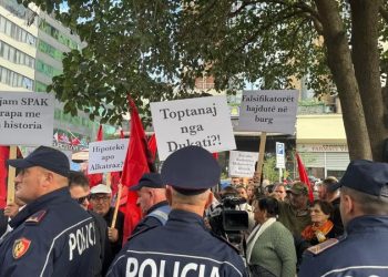 “Amerikanët po na marrin pronat” – Banorëve e fshatrave të Vlorës protestë para SPAK