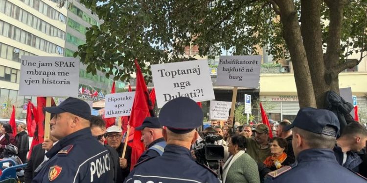 “Amerikanët po na marrin pronat” – Banorëve e fshatrave të Vlorës protestë para SPAK