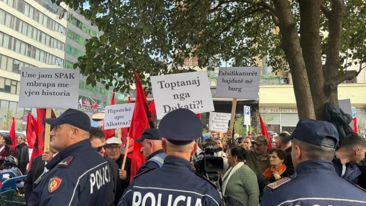 “Amerikanët po na marrin pronat” – Banorëve e fshatrave të Vlorës protestë para SPAK