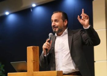 Akil Pano- deputetëve të PS: O të paudhë, si do t’i dilni përballë babait dhe nënës, mohuat ata që ju rritën