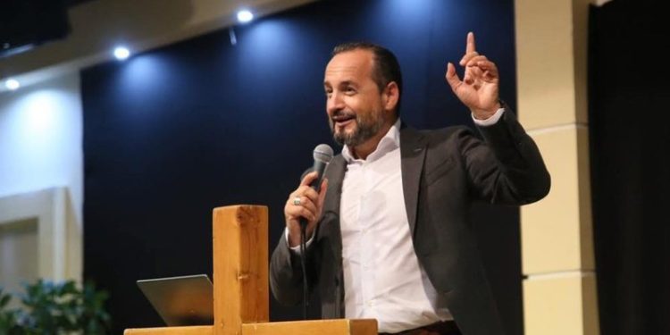 Akil Pano- deputetëve të PS: O të paudhë, si do t’i dilni përballë babait dhe nënës, mohuat ata që ju rritën