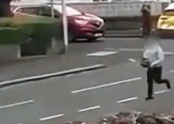 Pamje të rënda/ Shqiptari me sharrë elektrike në dorë ndjek policin britanik në mes të rrugës (VIDEO)