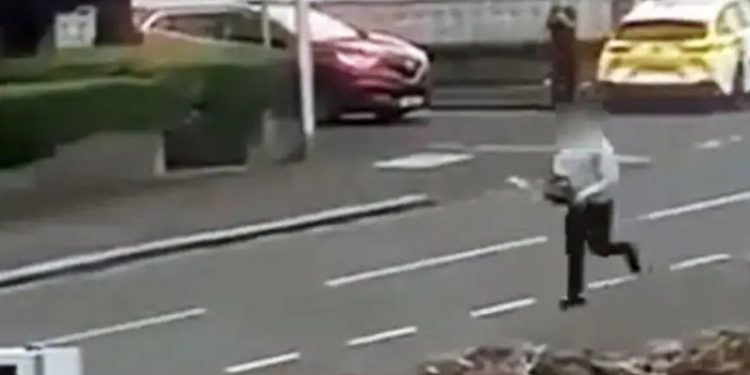 Pamje të rënda/ Shqiptari me sharrë elektrike në dorë ndjek policin britanik në mes të rrugës (VIDEO)