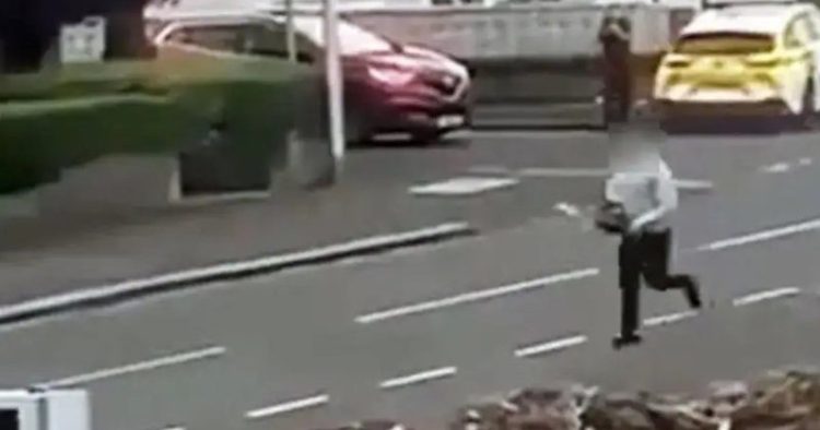 Pamje të rënda/ Shqiptari me sharrë elektrike në dorë ndjek policin britanik në mes të rrugës (VIDEO)