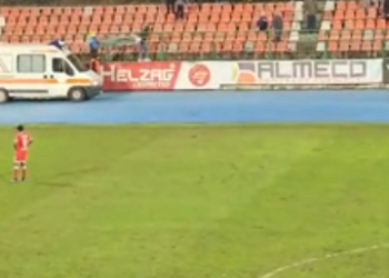 VIDEO/ Ndërpritet ndeshja Skënderbeu-Lushnja në minutën e 81’, tifozi korçar në gjendje të rënduar shëndetësore