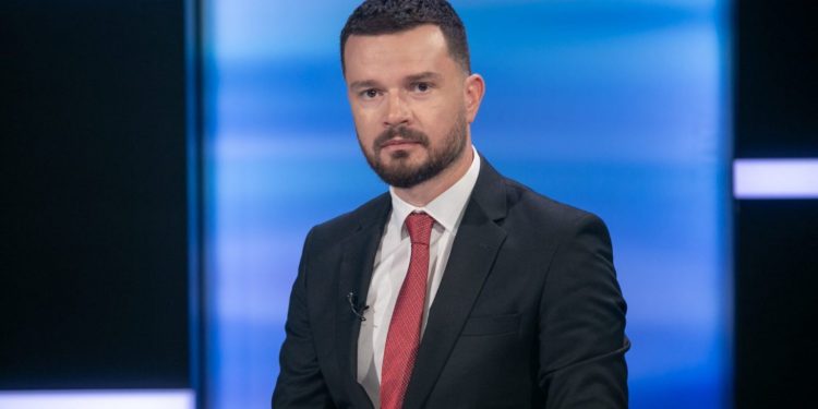 “Po e mendoj seriozisht që të futem”/ Arjan Curri në “Big Brother VIP 5”?