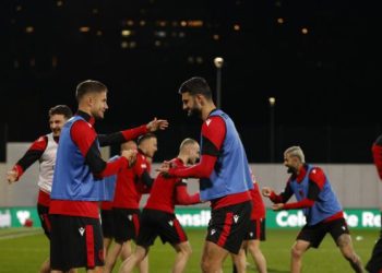 Tre titullarë të paprekshëm të Shqipërisë detyrohen të humbasin Anglinë, një dilemë po lë pa gjumë Silvinjon për duelin historik