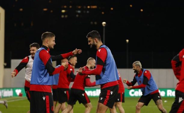 Tre titullarë të paprekshëm të Shqipërisë detyrohen të humbasin Anglinë, një dilemë po lë pa gjumë Silvinjon për duelin historik