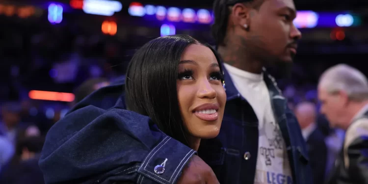 Cardi B sjell në jetë fëmijën e saj të katërt, të parin me të dashurin e saj Stefon Diggs