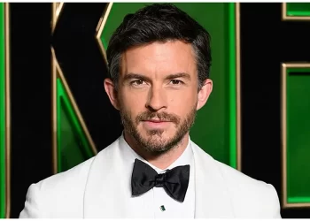 Jonathan Bailey, “Burri më i Seksi i Botës për 2025”! Sa vlen pasuria e tij?