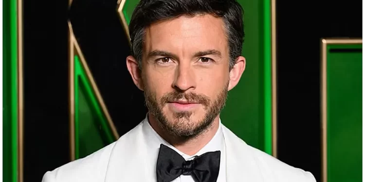 Jonathan Bailey, “Burri më i Seksi i Botës për 2025”! Sa vlen pasuria e tij?