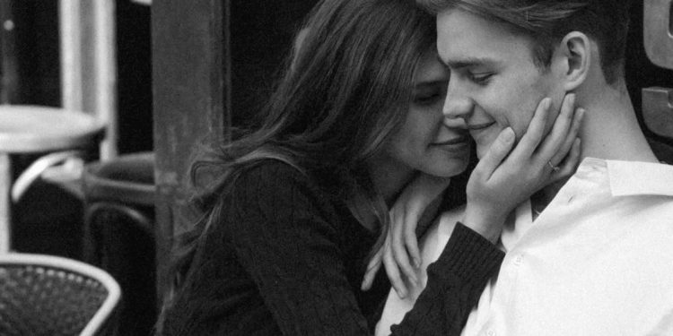 72% e meshkujve ndihen më të sigurt me të dashurën se me shokët ose familjen