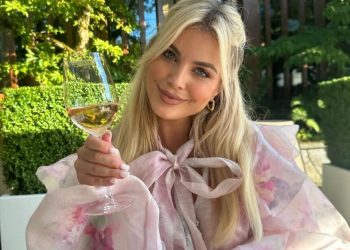 Pas fejesës, Afrona Dika drejt altarit?