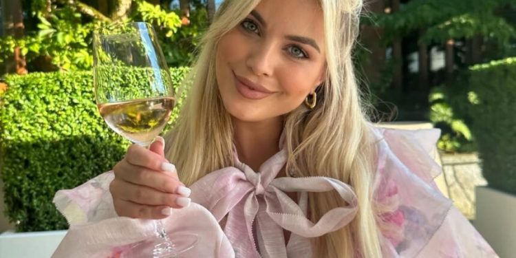 Pas fejesës, Afrona Dika drejt altarit?