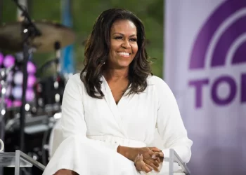 Pse krahët e Michelle Obamës u kthyen në lajm kombëtar?