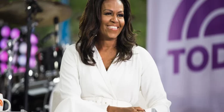 Pse krahët e Michelle Obamës u kthyen në lajm kombëtar?