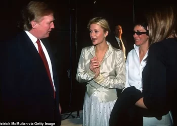 Paris Hilton reagon ndaj pretendimeve të reja që e lidhin me Ghislaine Maxwell dhe Jeffrey Epstein