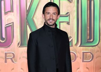 Jonathan Bailey merr dhuratën më të veçantë në premierën e Wicked: versionin e tij Lego