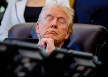 Trump reagon pas pamjeve virale ku duket me sy mbyllur: Nuk jam nga ata që flenë