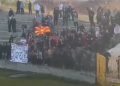VIDEO/ “Dhoma gazi për shqiptarët”, skandal në Maqedoninë e Veriut, çfarë ndodhi në stadium?