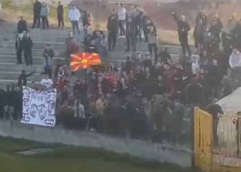 VIDEO/ “Dhoma gazi për shqiptarët”, skandal në Maqedoninë e Veriut, çfarë ndodhi në stadium?
