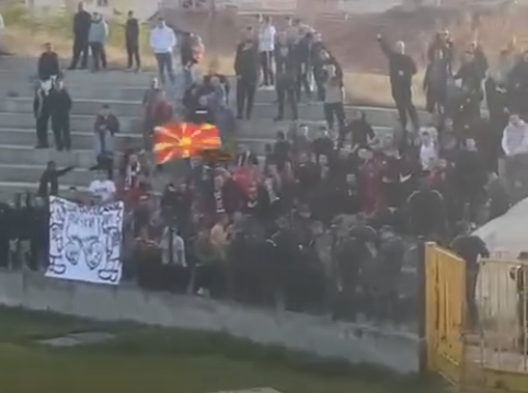 VIDEO/ “Dhoma gazi për shqiptarët”, skandal në Maqedoninë e Veriut, çfarë ndodhi në stadium?