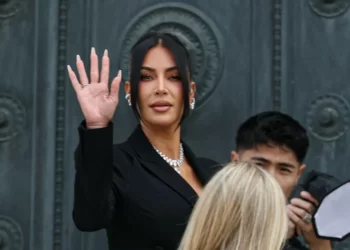 Kim Kardashian përdor ChatGPT për studime, por e fajëson për dështimet në testet ligjore