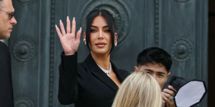 Kim Kardashian përdor ChatGPT për studime, por e fajëson për dështimet në testet ligjore
