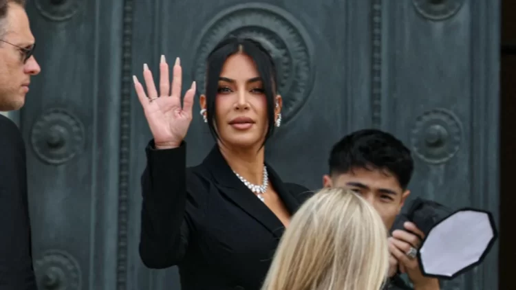 Kim Kardashian përdor ChatGPT për studime, por e fajëson për dështimet në testet ligjore