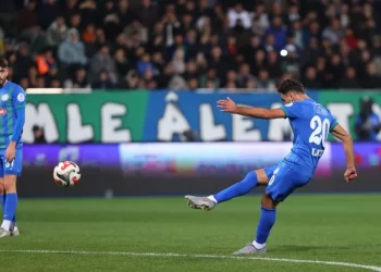 VIDEO/  Laçi “rrëmben skenën”, eurogol dhe karton i kuq ndaj Fenerbahces